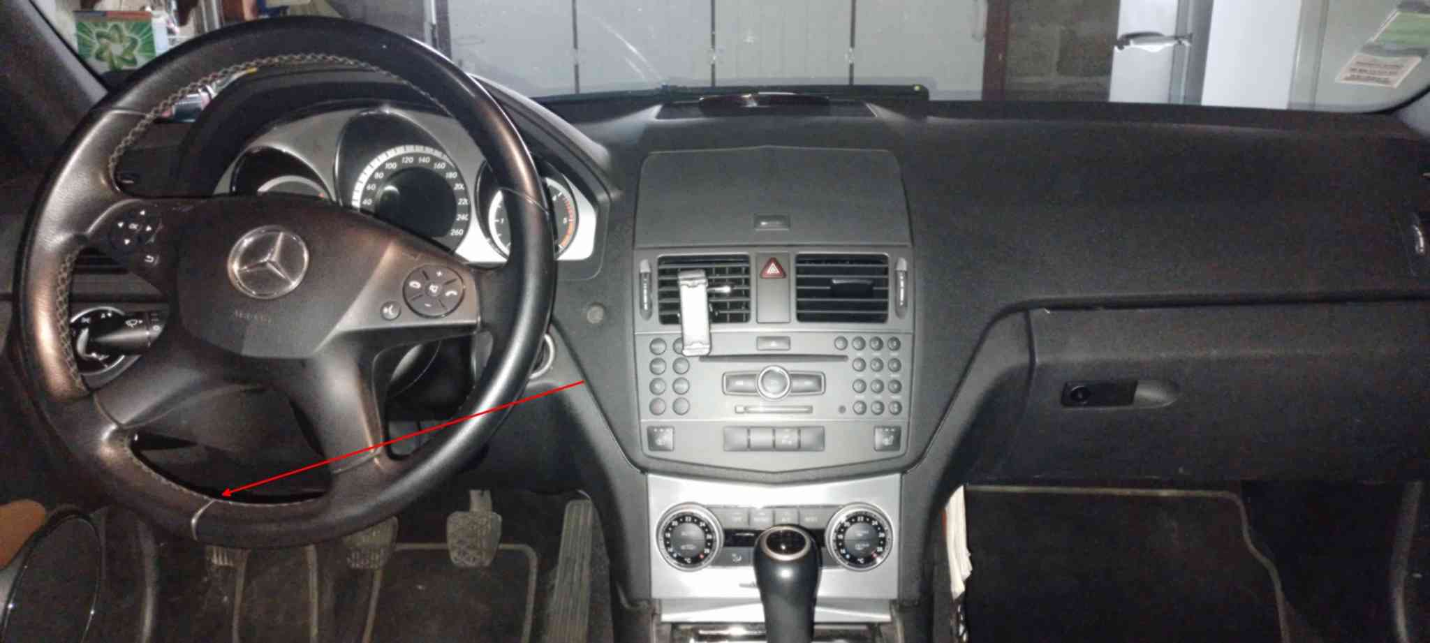 Comment trouver la prise OBD2 sur Mercedes Classe C 200