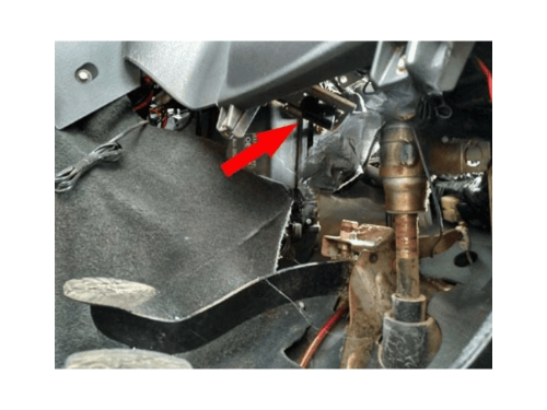 Sous le pedalier Daihatsu Taruna RHD