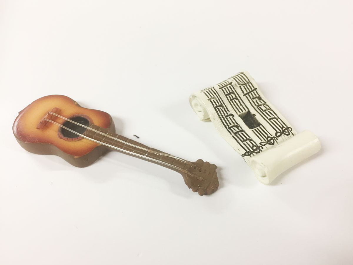 figurine-resine-guitare-et-partition-2