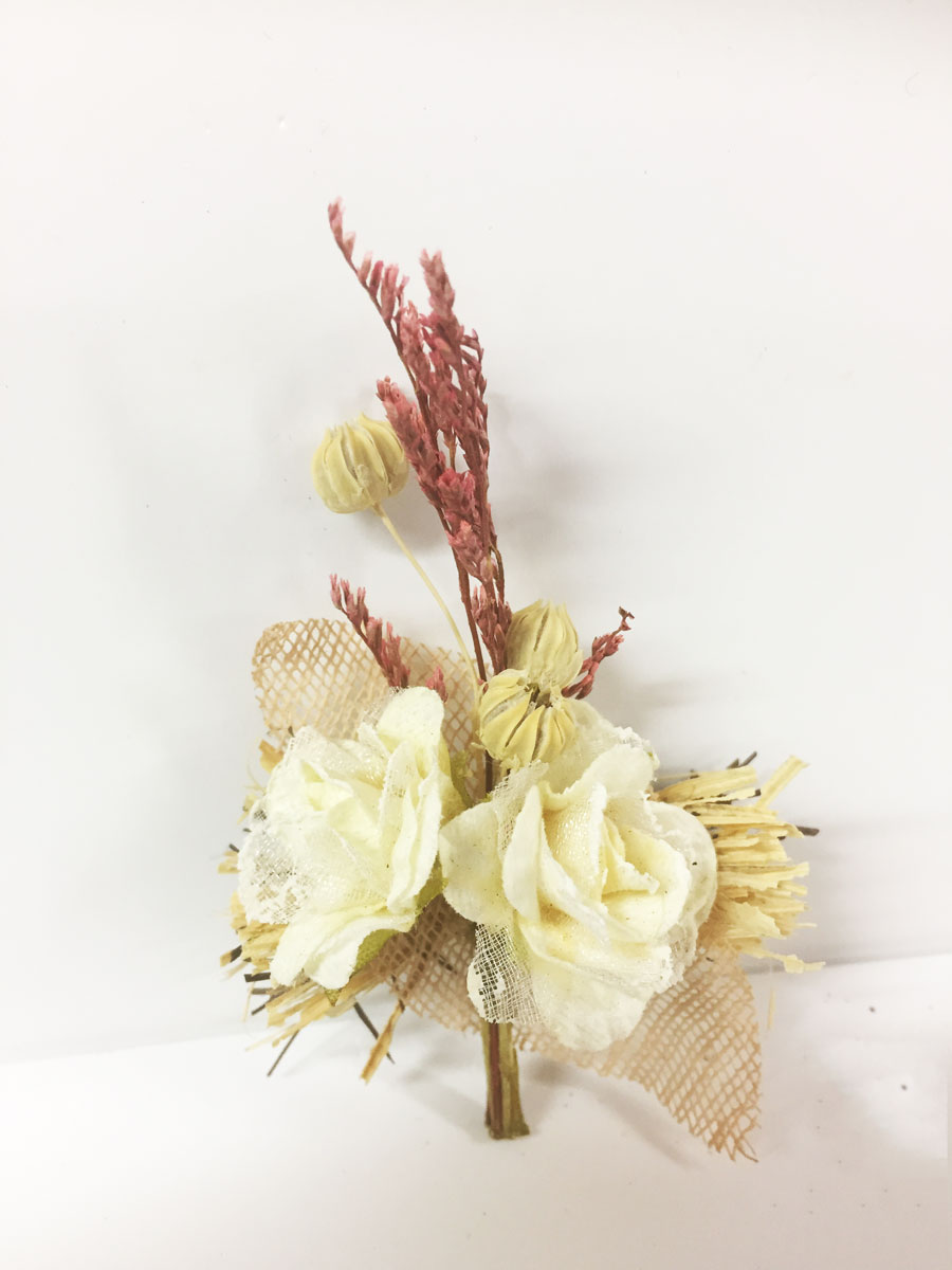 Bouquet-de-fleurs-ivoires-avec-toile-de-jute-3