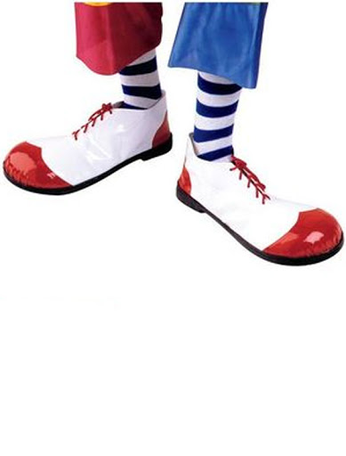 chaussures de clown rouge et blanches
