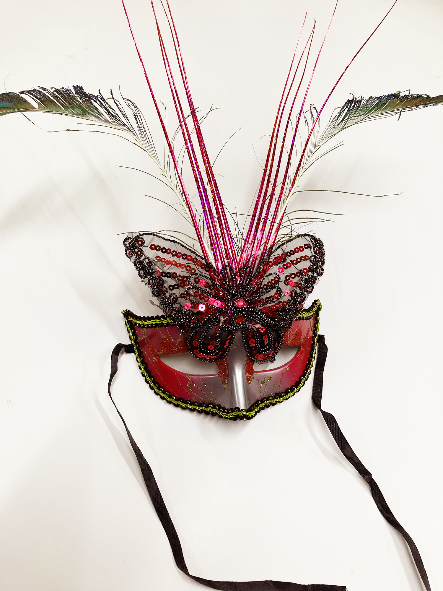 masque papillon rouge plumes de paon