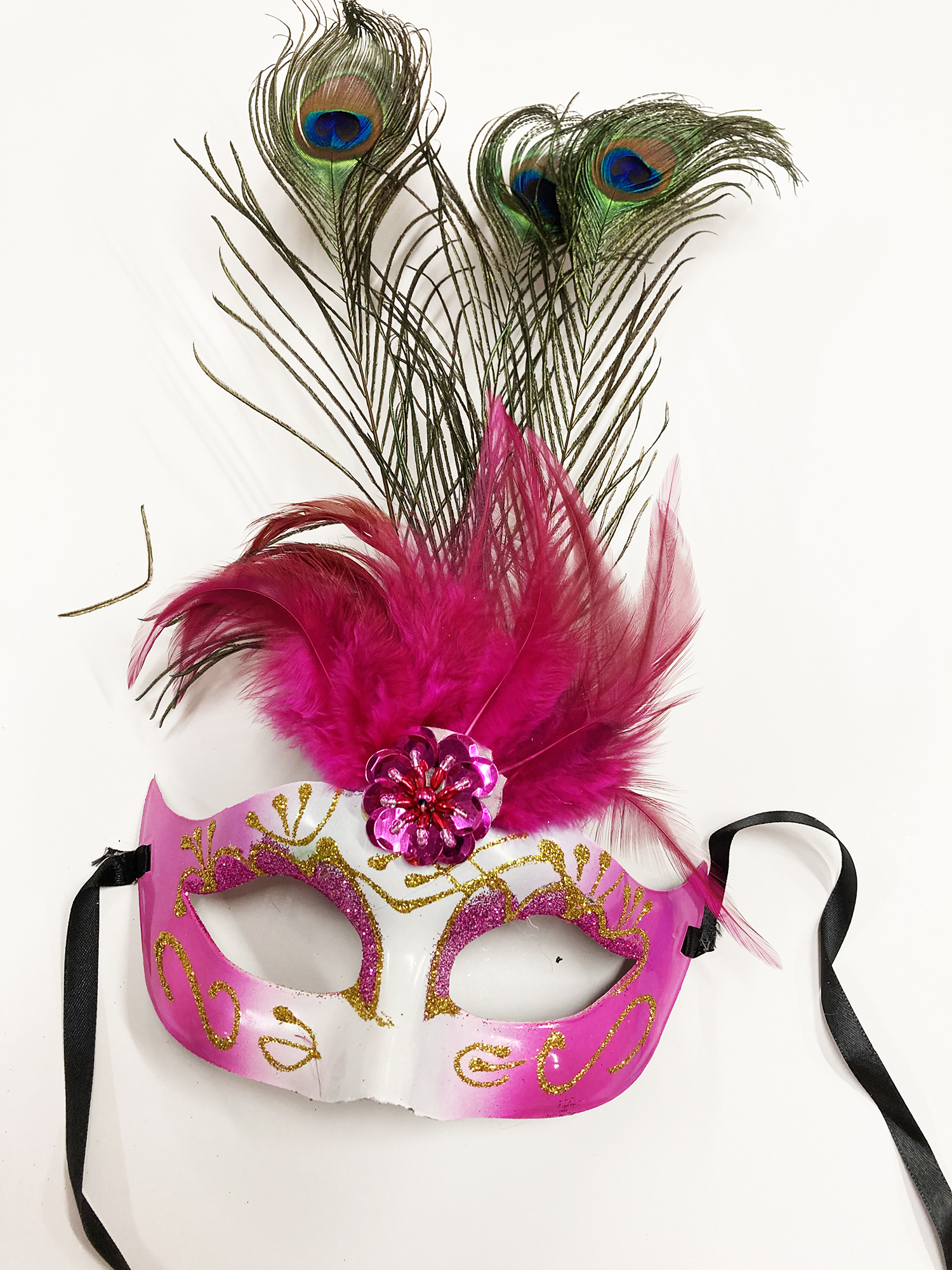 masque venitien rose avec plumes de paon