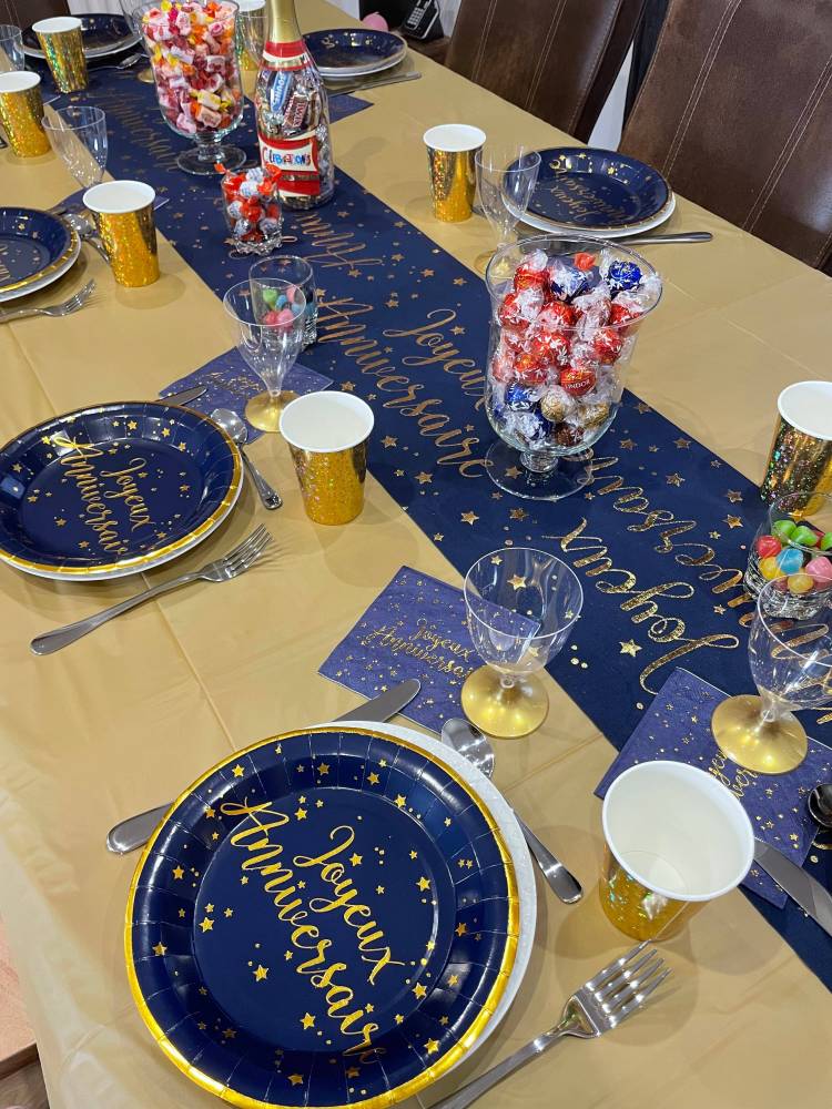 assiettes et verres bleu nuit et or anniversaire
