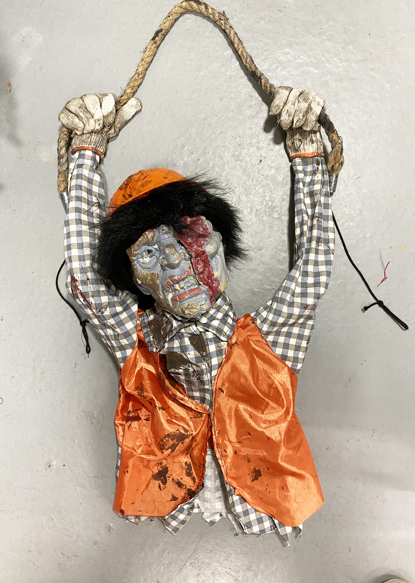 suspension anime ouvrier electrocute