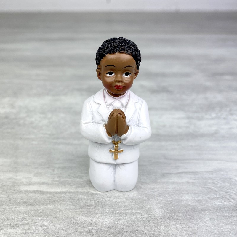 petite-figurine-communiant-couleur-noir-agenouille-hauteur-6-cm-garcon-qui-prie