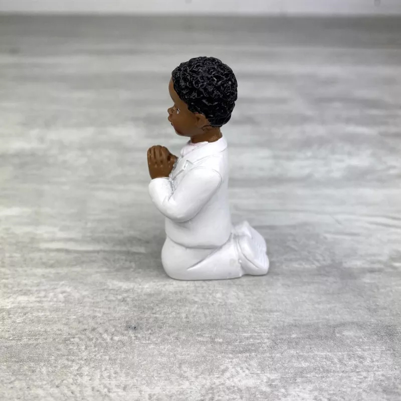 petite-figurine-communiant-couleur-noir-agenouille-hauteur-6-cm-garcon-qui-prie 1