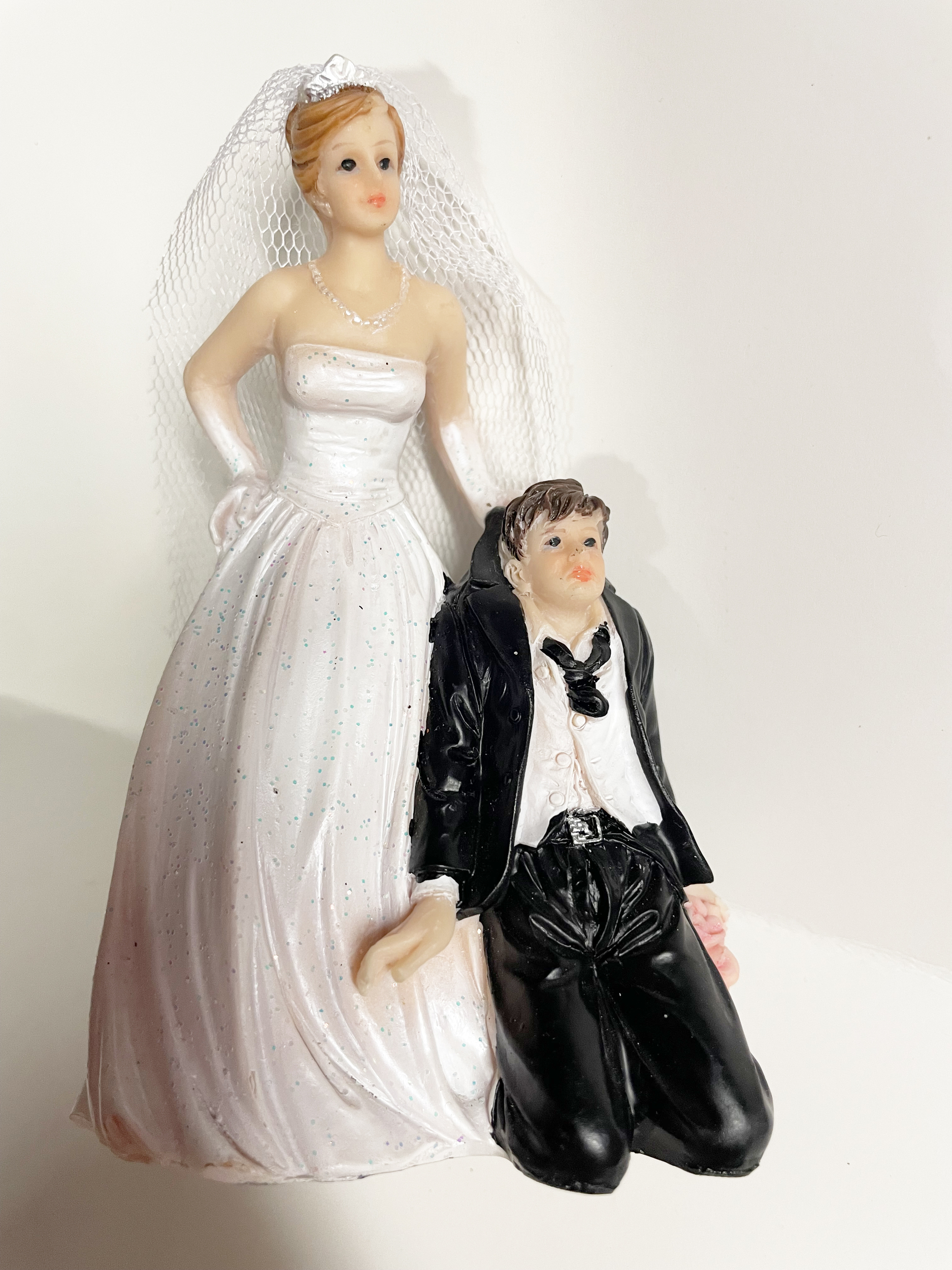 FIGURINE COUPLE MARIES TIRE PAR LE COL 3