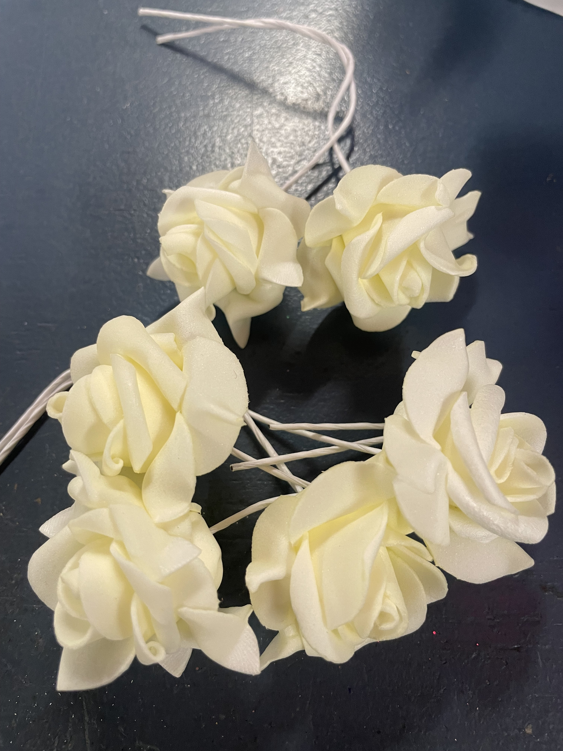 6 ROSES BLANCHES MOUSSE 5  CM