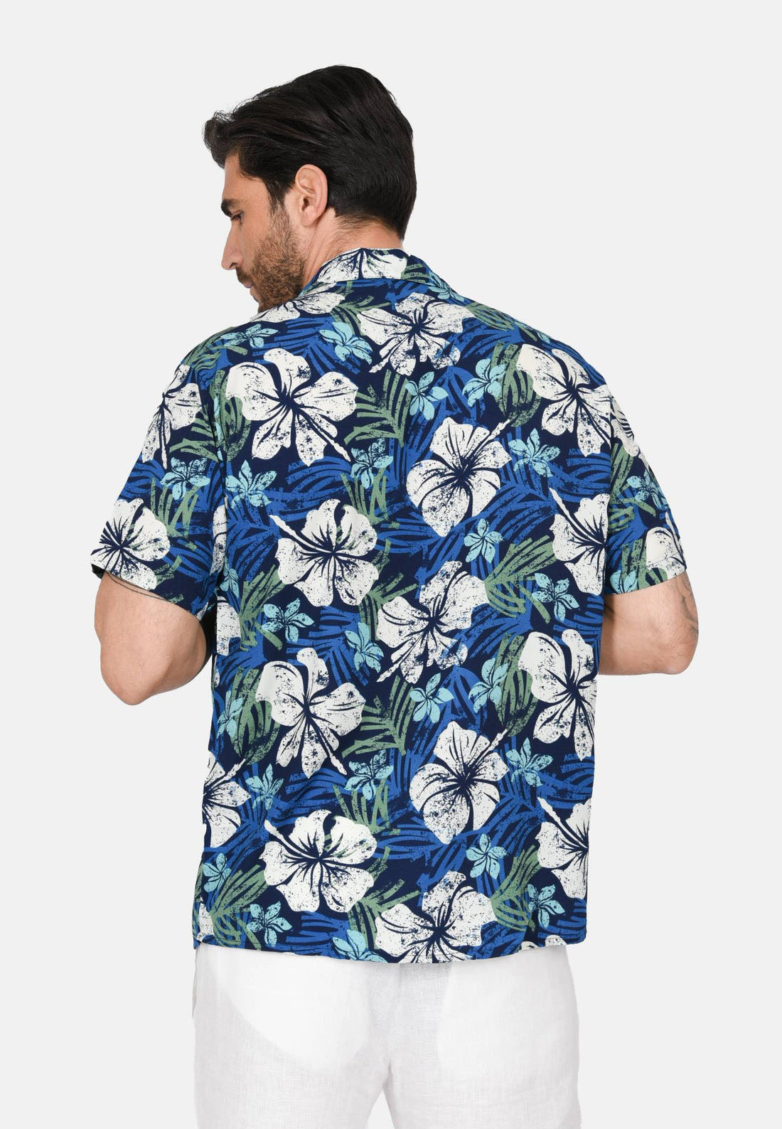 chemise hawaienne bleue avec hibiscus blancs 2