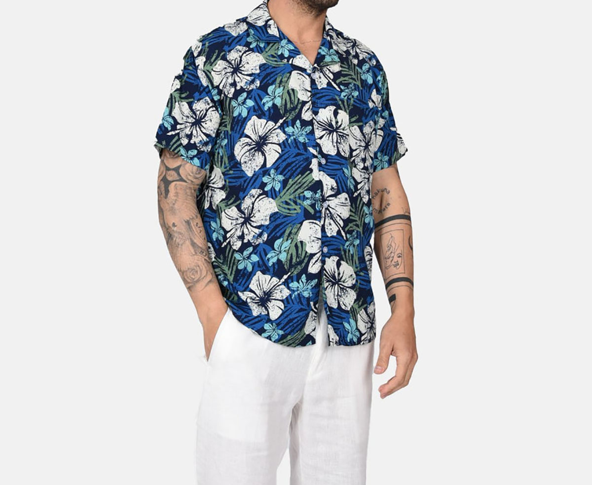 chemise hawaienne bleue avec hibiscus blancs 3