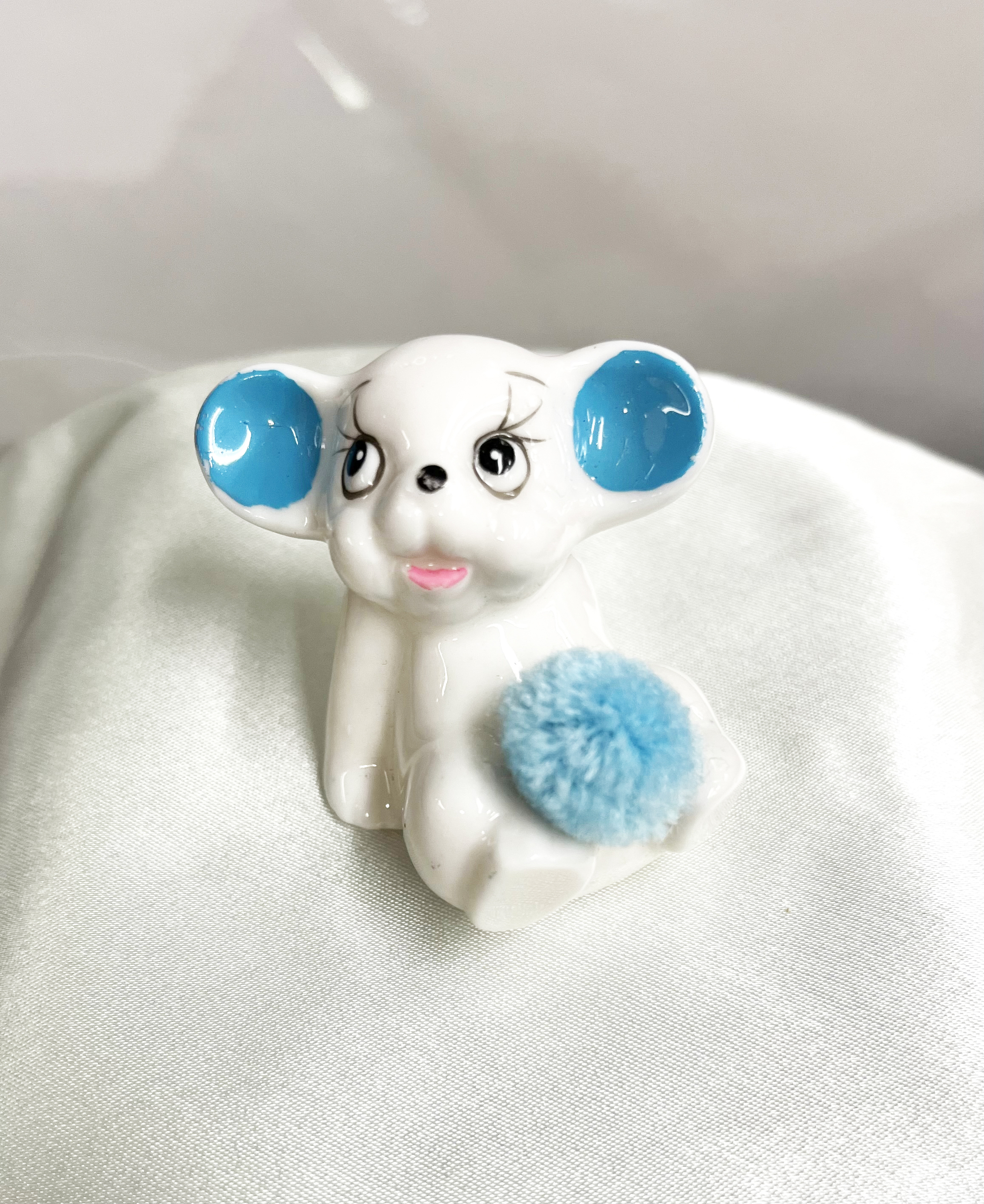 souris porcelaine pompon bleu