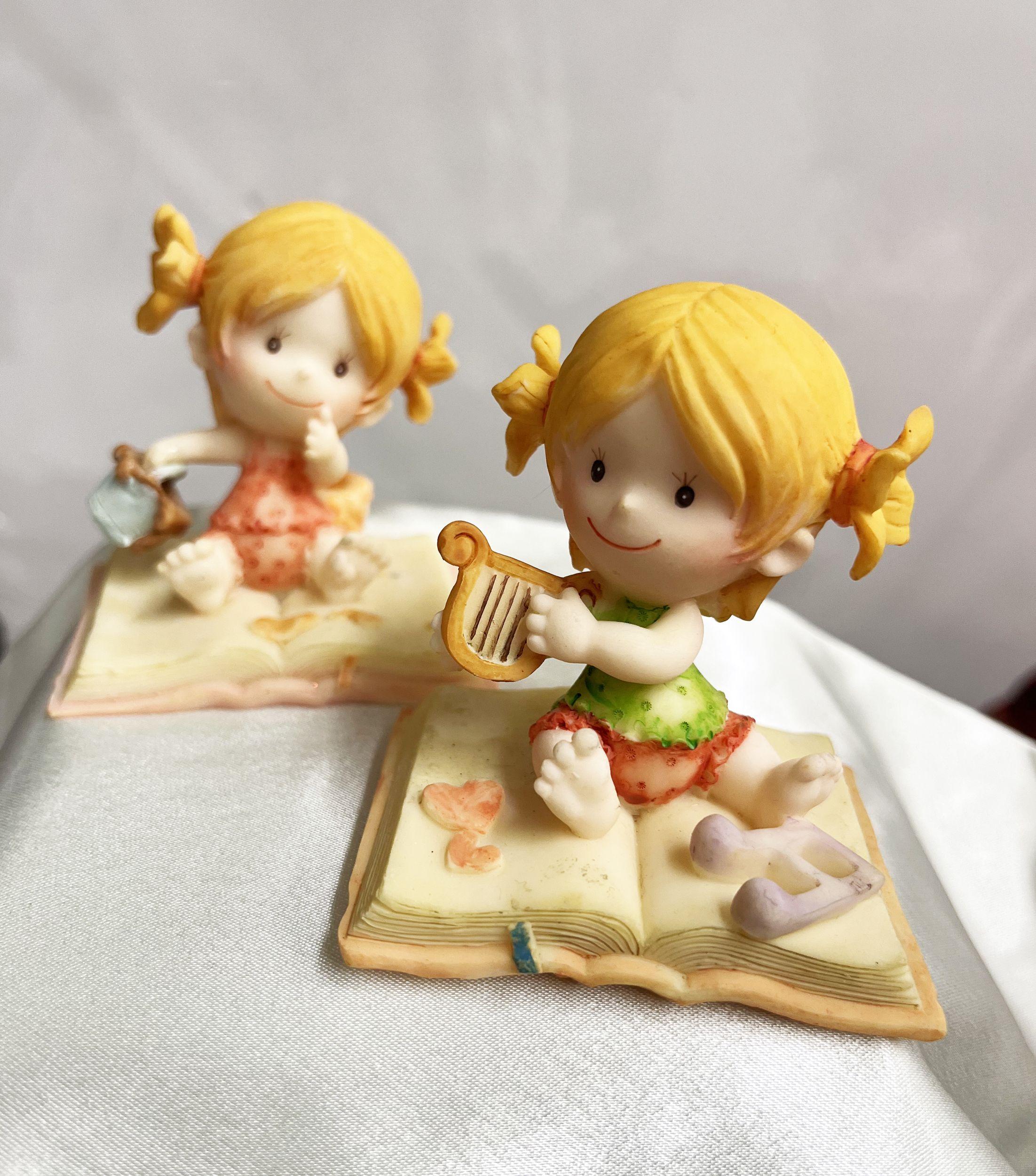 2 figurines bebe fille sur coussin 1