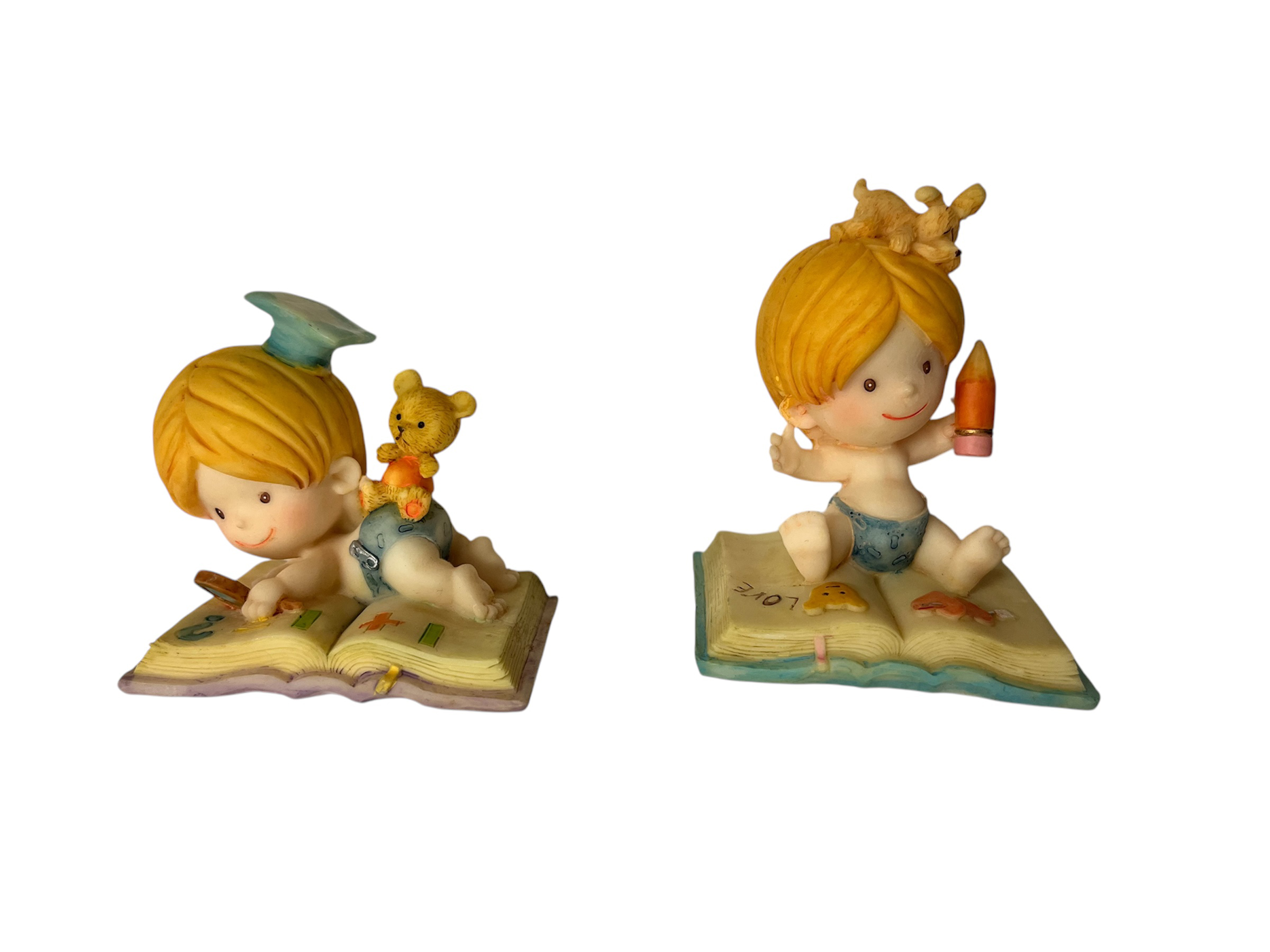 2 figurines resine garçon sur coussin 2