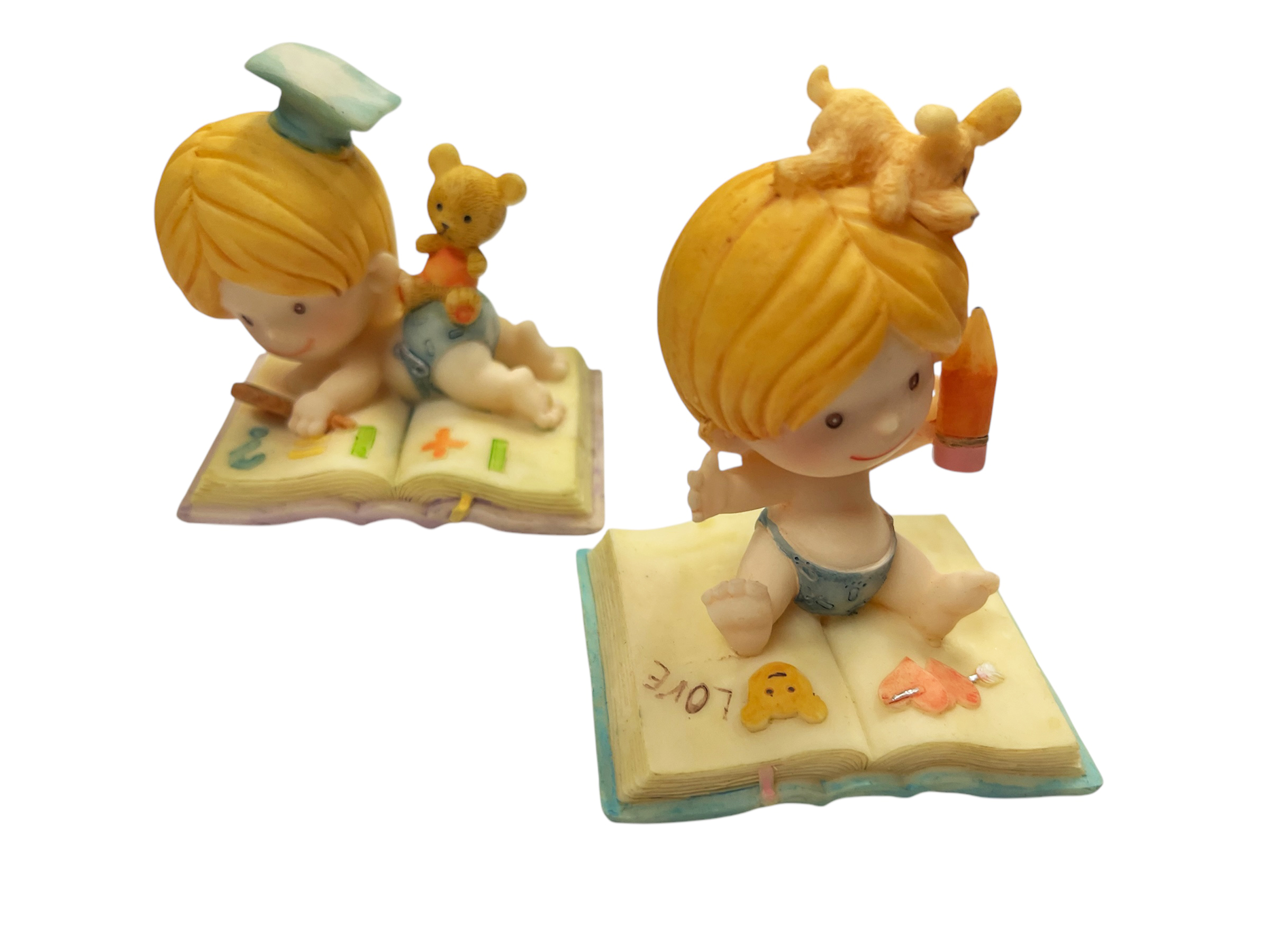 2 figurines resine garçon sur coussin 1