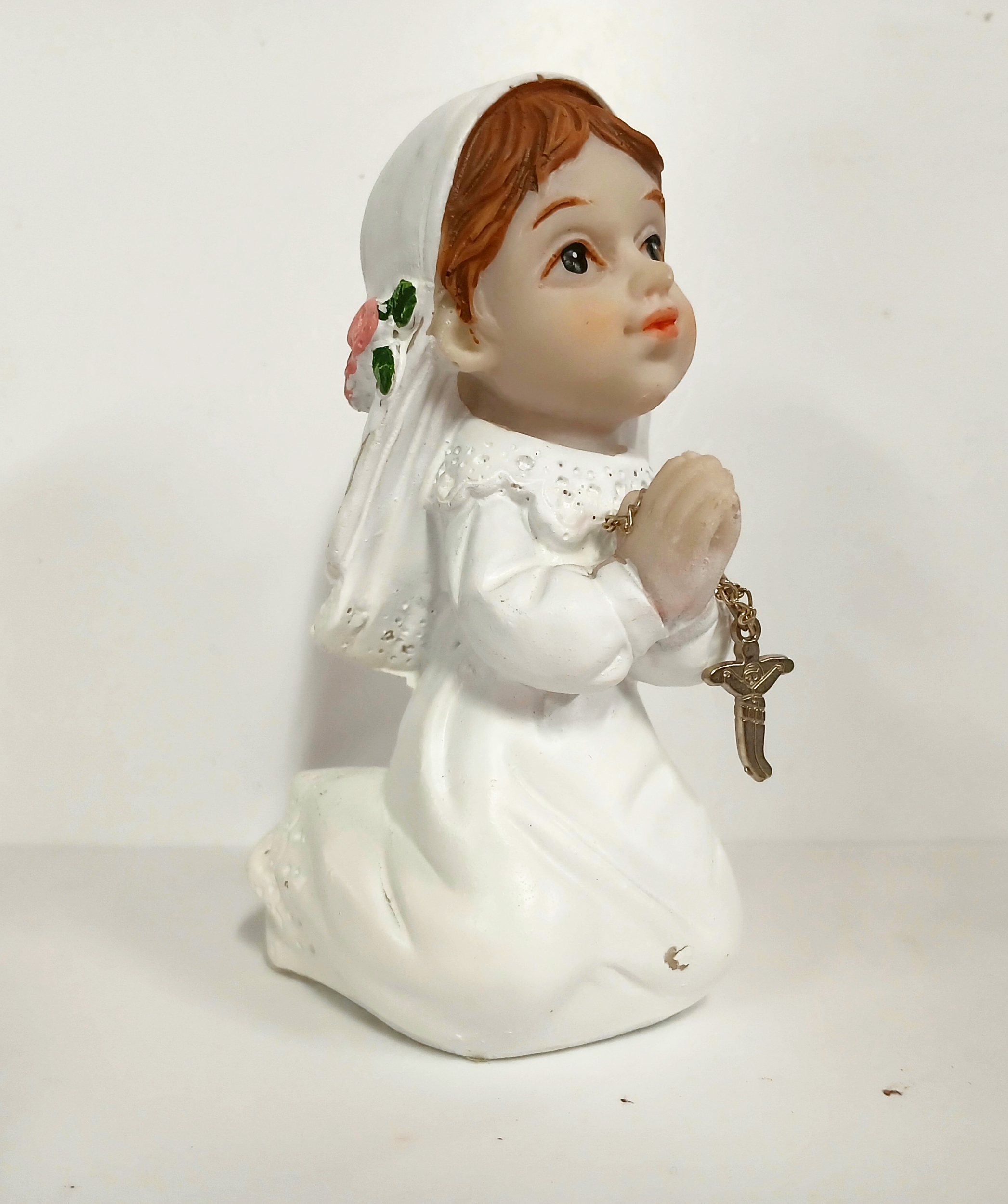 figurine communiante a genoux