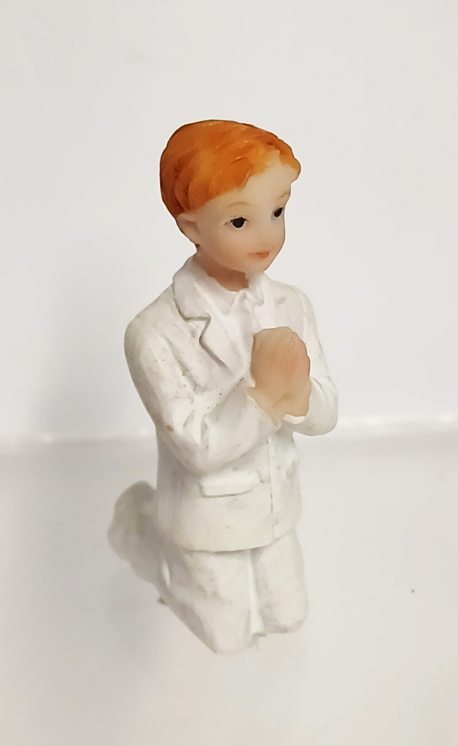 mini figurine communiant a genoux