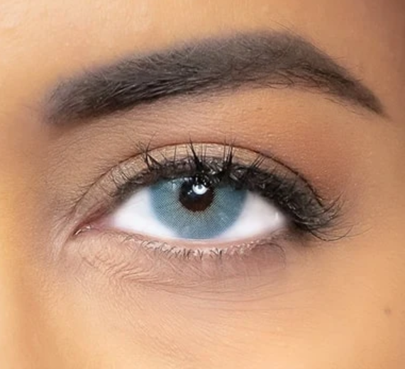 Gros plan de la lentille de contact French Blue, iris bleu glacier