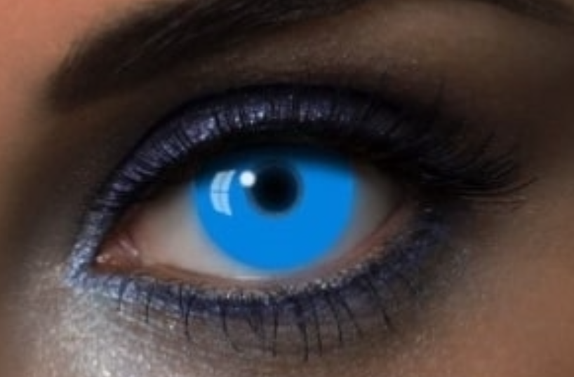 Gros plan dun œil portant une lentille de contact UV Blue bleu électrique
