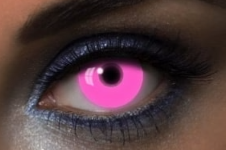 Gros plan dun œil portant une lentille UV Pink rose néon à pupille sombre