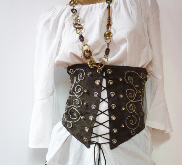 serre taille cuir medieval