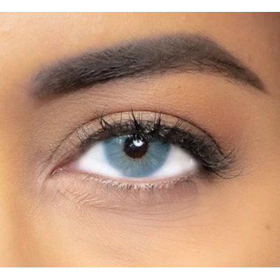 Gros plan de la lentille de contact French Blue, iris bleu glacier