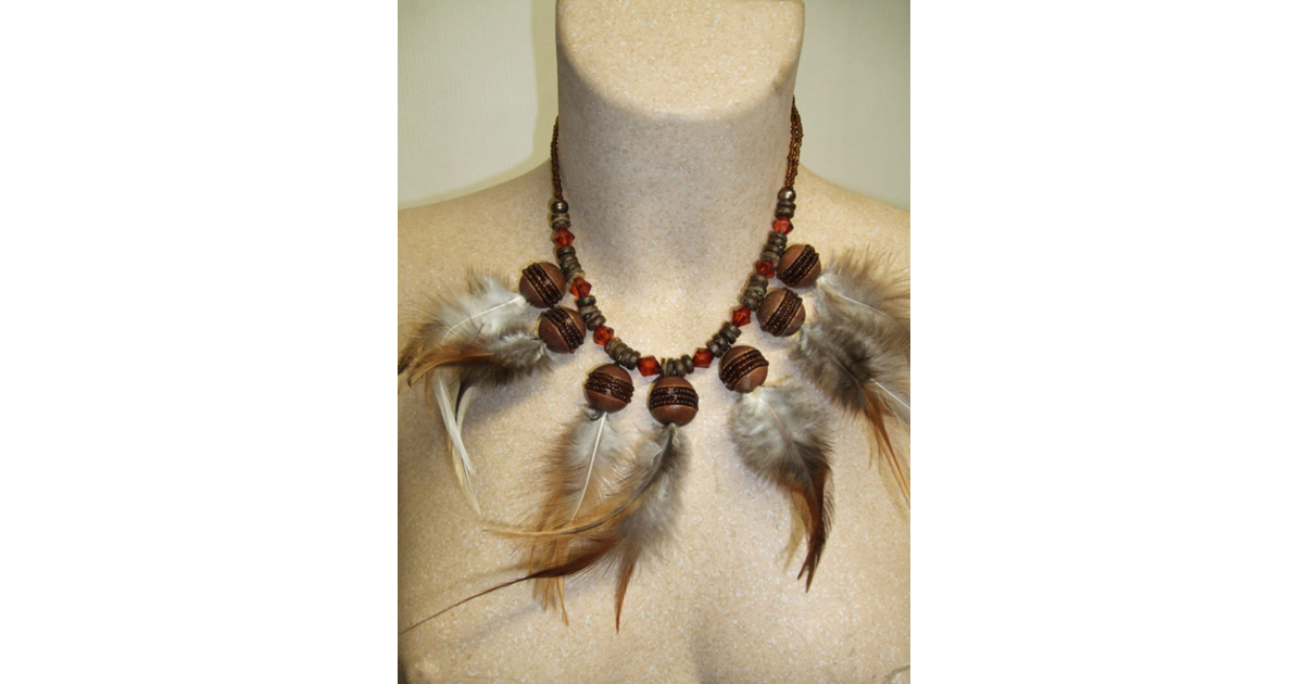 Collier indien en bois et plumes marron Accessoires/Bijoux Sacs