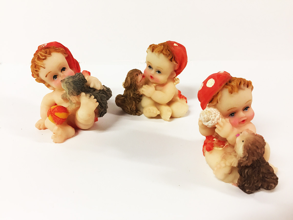 3 figurines résine bébé avec chien Figurines