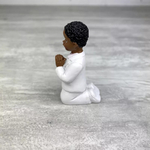 petite-figurine-communiant-couleur-noir-agenouille-hauteur-6-cm-garcon-qui-prie 1