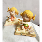 2 figurines bebe fille sur coussin 1