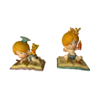 2 figurines resine garçon sur coussin 2