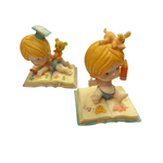 2 figurines resine garçon sur coussin 1