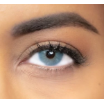 Gros plan de la lentille de contact French Blue, iris bleu glacier