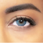 Gros plan d'une lentille de contact Blue Sea sur un iris bleu océan
