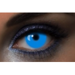 Gros plan d'un œil portant une lentille de contact UV Blue bleu électrique