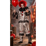 Homme portant un déguisement de clown maléfique gris en taffetas taché avec collerette noire, pompons rouges, perruque et maquillage Halloween façon Pennywise