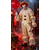 Jeune homme déguisé en clown maléfique façon Pennywise, portant une combinaison en taffetas moiré avec collerette blanche et pompons rouges, perruque orange et maquillage terrifiant pour Halloween.