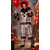 Homme portant un déguisement de clown maléfique gris en taffetas taché avec collerette noire, pompons rouges, perruque et maquillage Halloween façon Pennywise