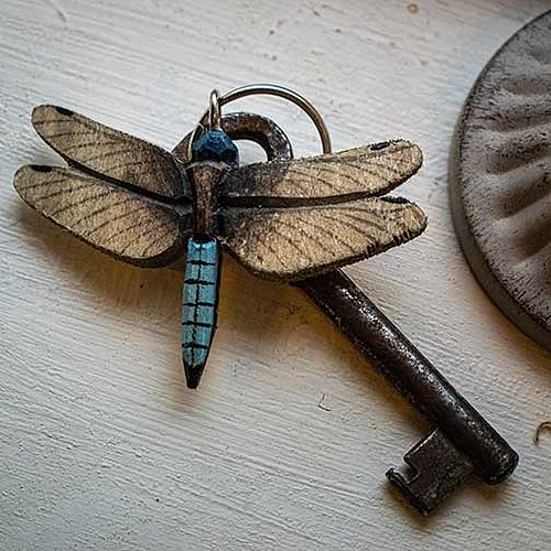 porte‑clés libellule en bois sculpté à la main sur fond clair
