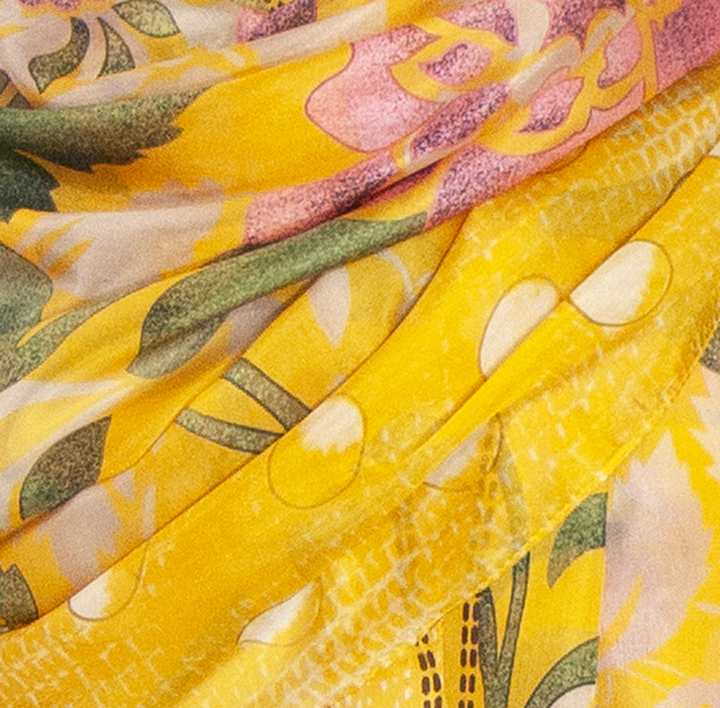 étole en soie jaune fleurs Céline