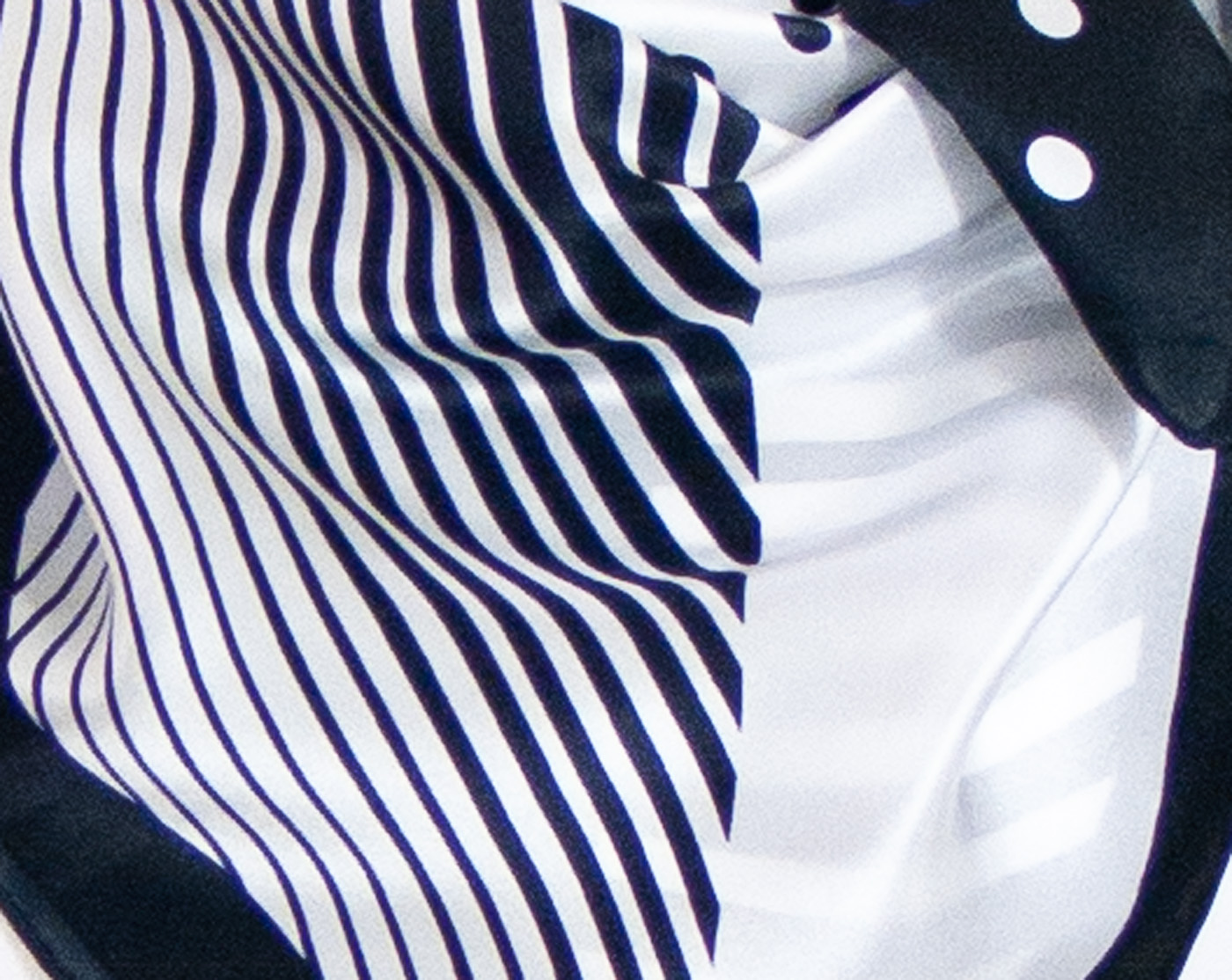 carré de soie foulard noir et blanc graphique