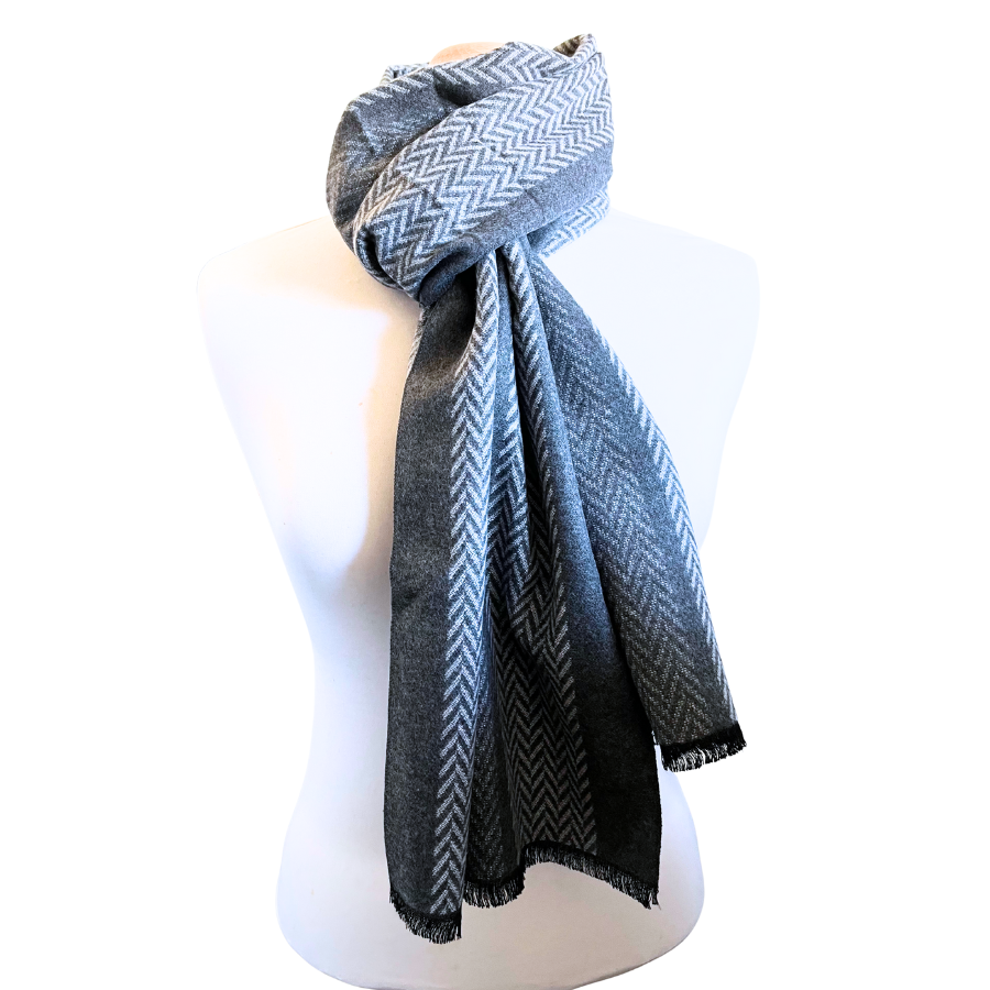Écharpe grise homme avec texture urbaine, élégante