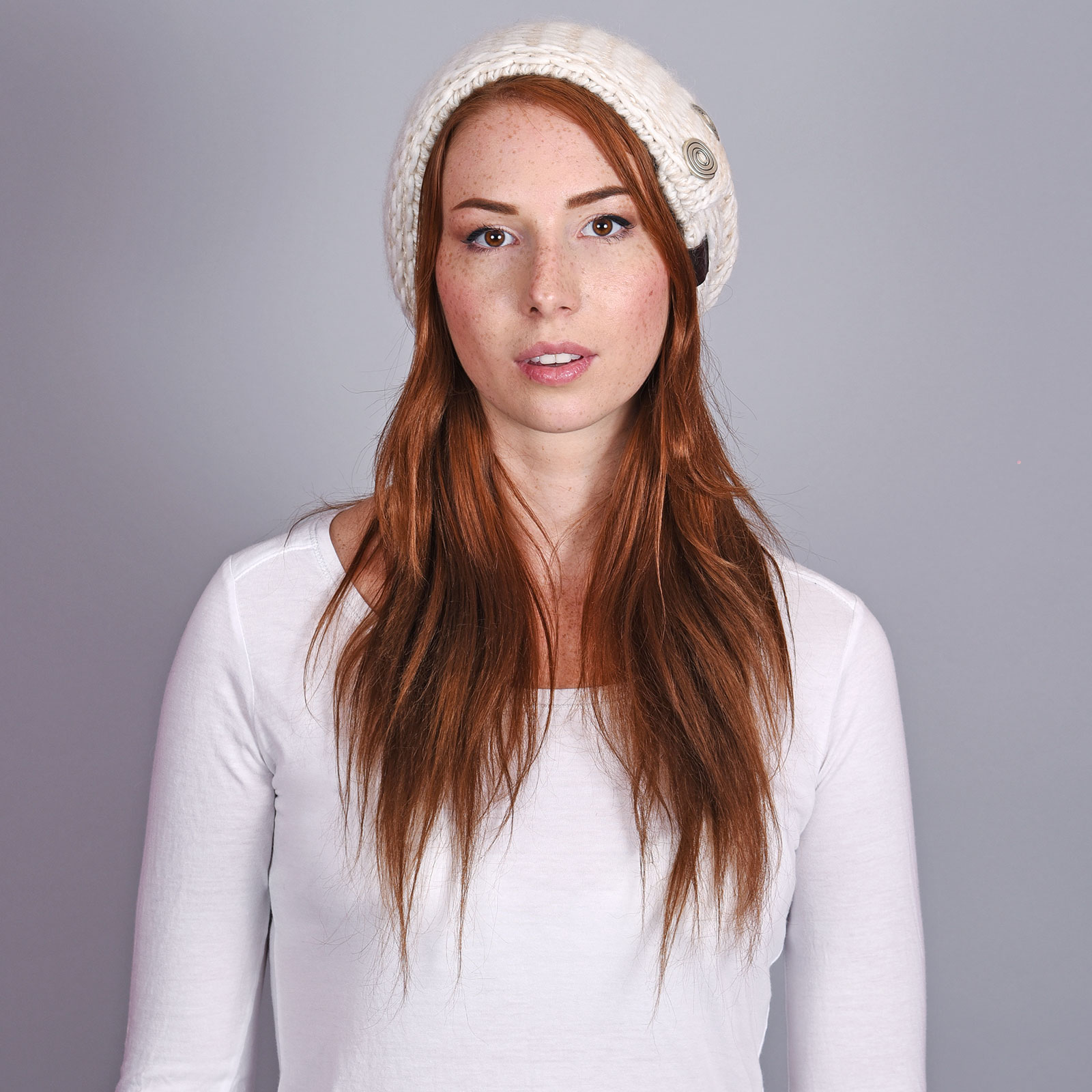 bonnet-femme-bouton-mode-blanc--CP-01154