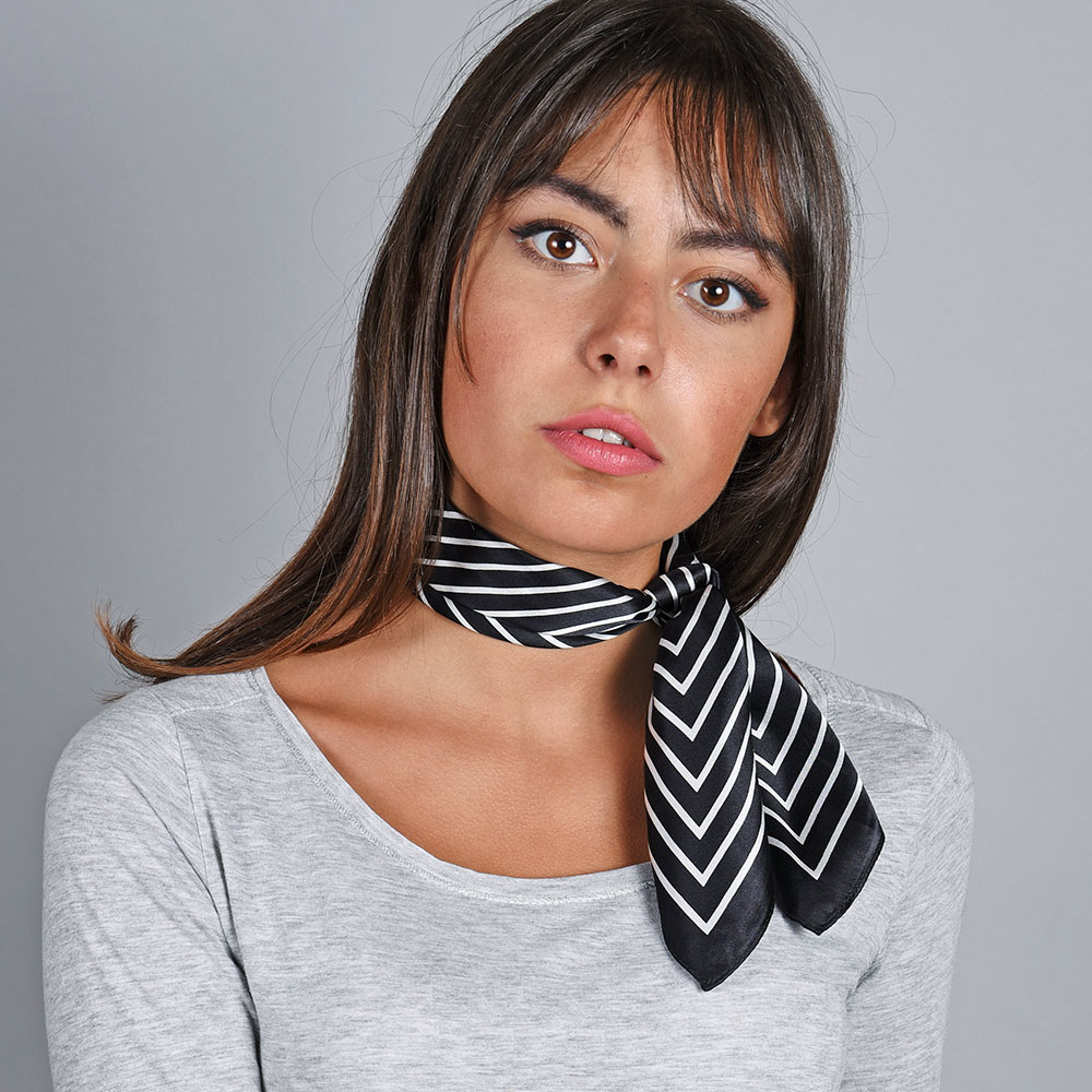 AT-05560-VF16-1-petit-carre-soie-noir