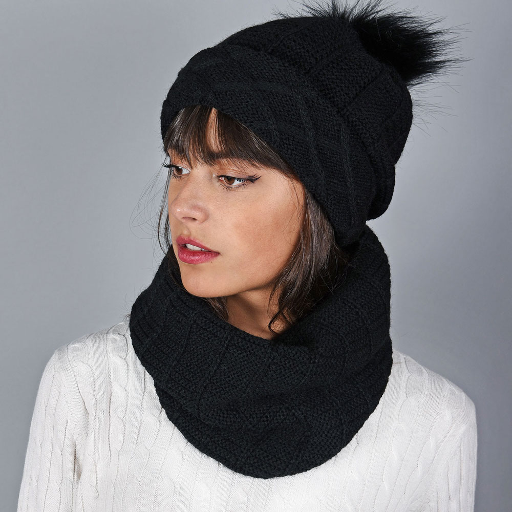 snood-et-bonnet-pompon-noir-AT-05892