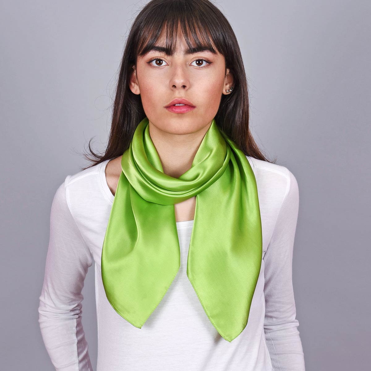 Carre-soie-vert-pomme-uni-AT-05387
