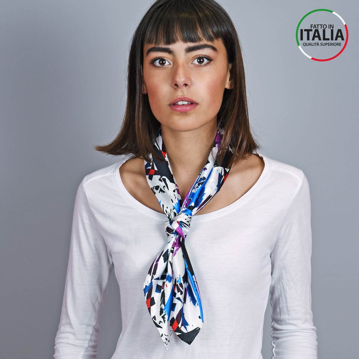 Petit-carre-soie-blanc-abstrait-65x65-made-in-italie-AT-05396