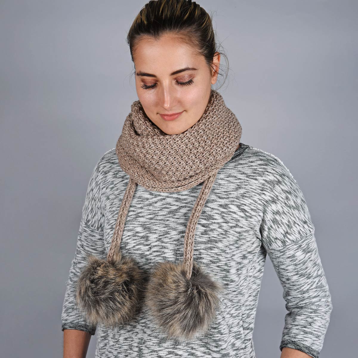 AT-05865_W12-1--_Snood-hiver-pompons-taupe