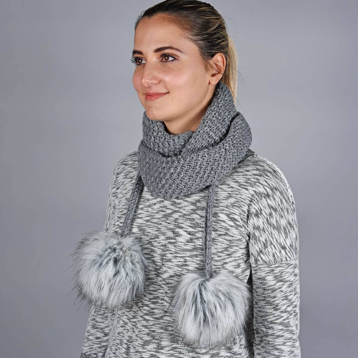 Echarpe-tube-pompons-gris-AT-05867