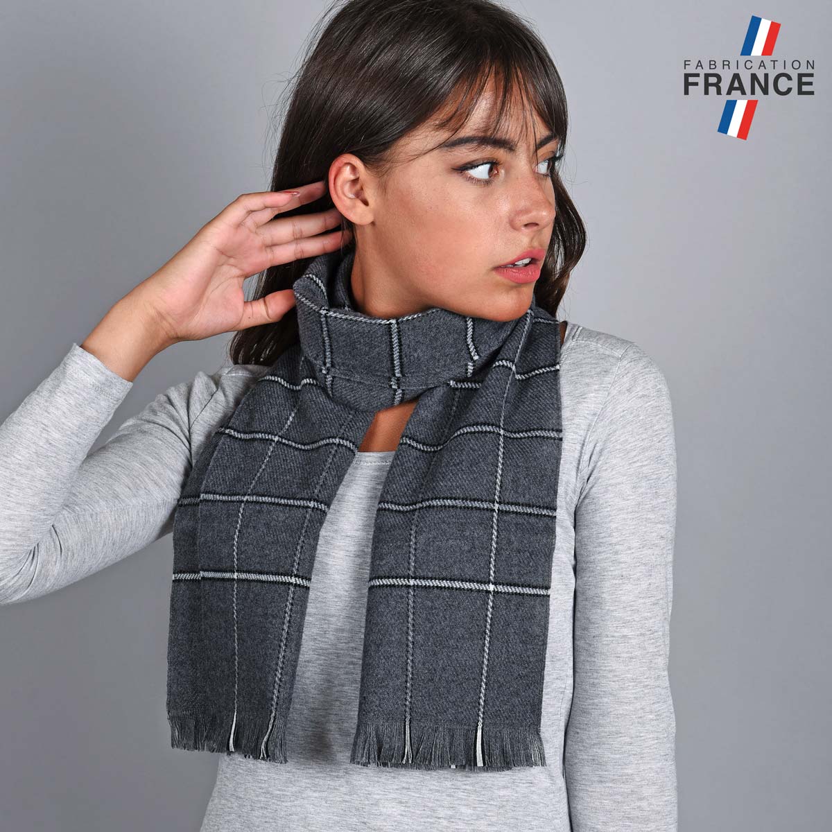Echarpe-carreaux-grise-AT-04843